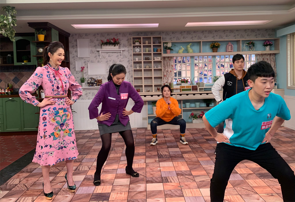 長春藤預防醫學體適能師，示範簡易的體適能運動，藉由雙手撫著腰部延展，蹲站延伸，讓年假期間運動不斷歇